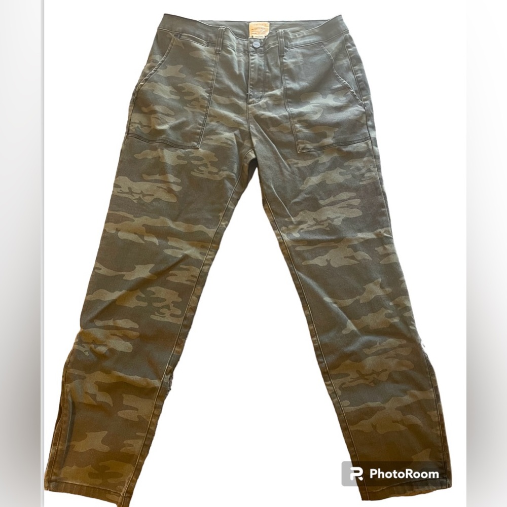 NWOT Sanctuary Green and Black Camo Ankle Jeans Size 31